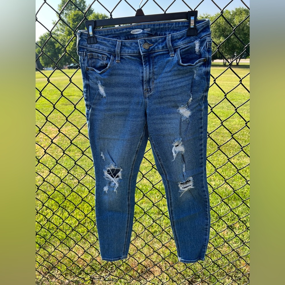 Old Navy ripped skinny jeans in size 6.